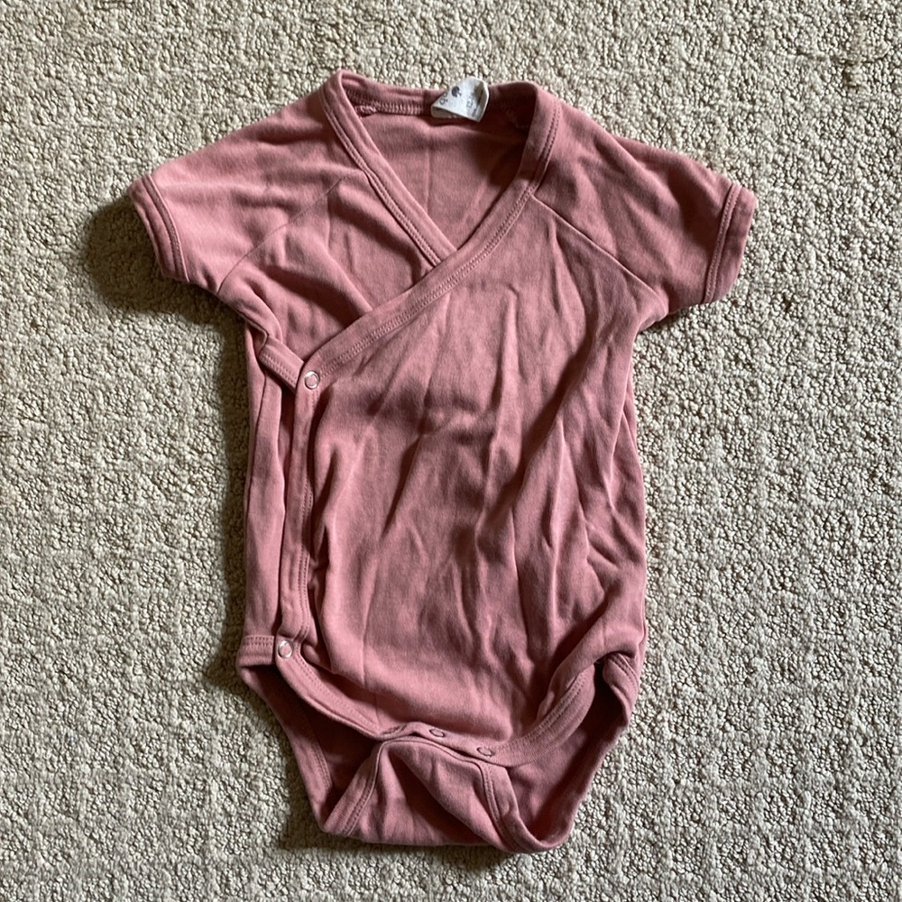 Kate quinn 12-18 month bodysuit EUC